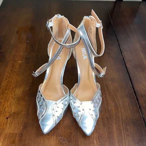 Mia's silver high heels in great condition. Size 9 - Picture 2 of 5